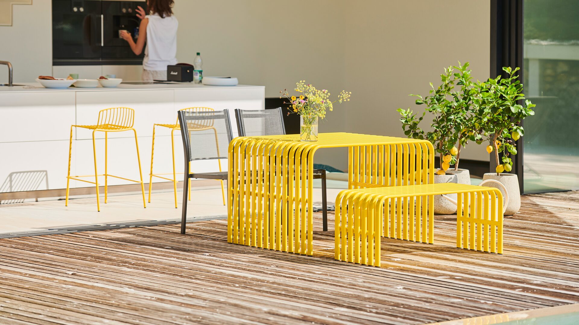 jankurtz Sofa und Hocker in Industriehalle